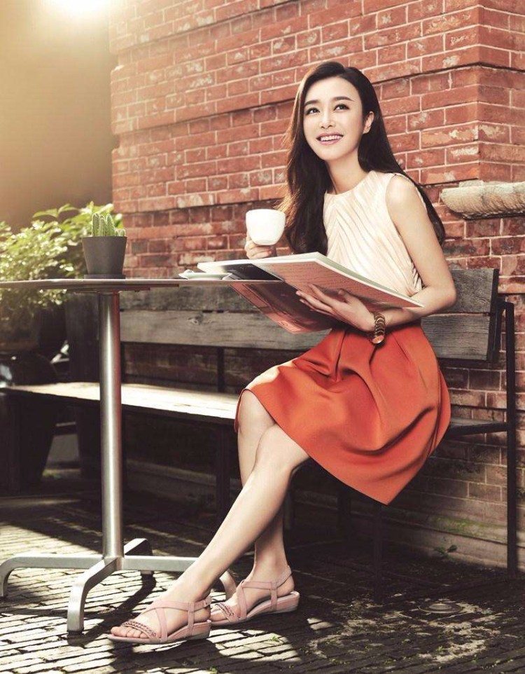 秦岚全新简约时尚写真 优雅清新的气质