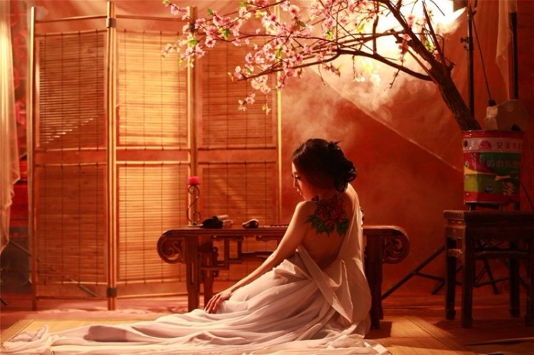 男女神李千伊化身“艳鬼” 躺床展媚功