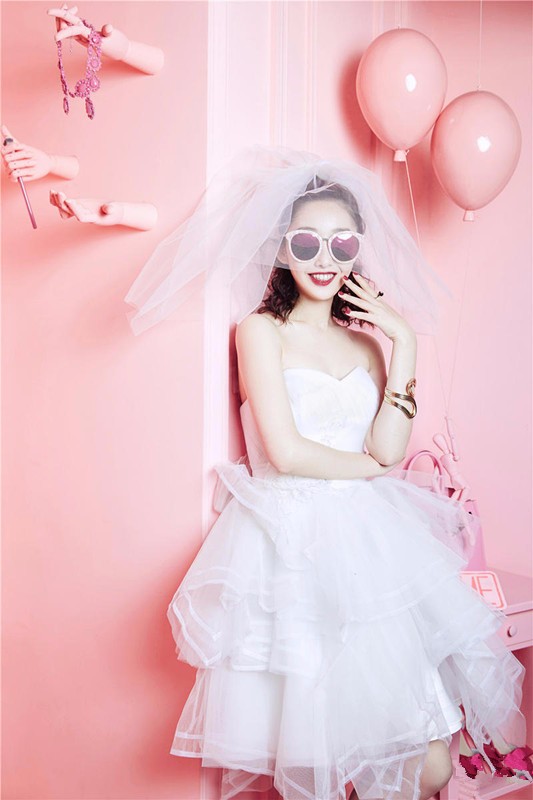 蒋梦婕杂志梦幻写真　公主造型出镜展示熟女气质