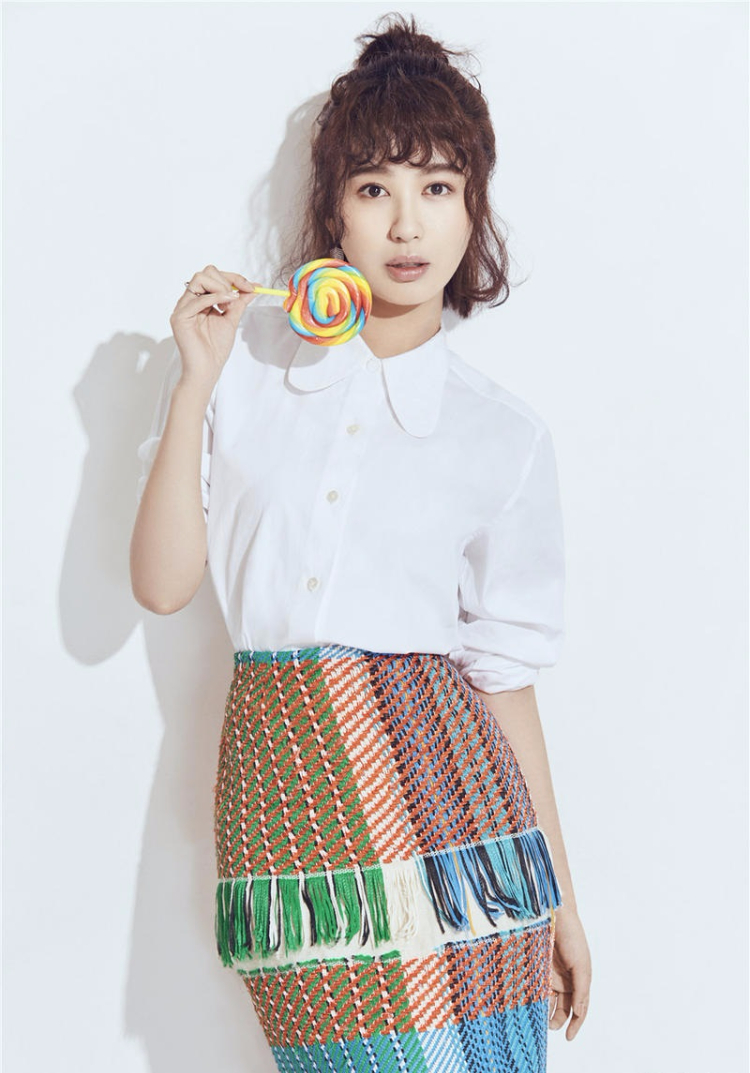 李菲儿卷发时尚写真 尽显可爱俏皮一面