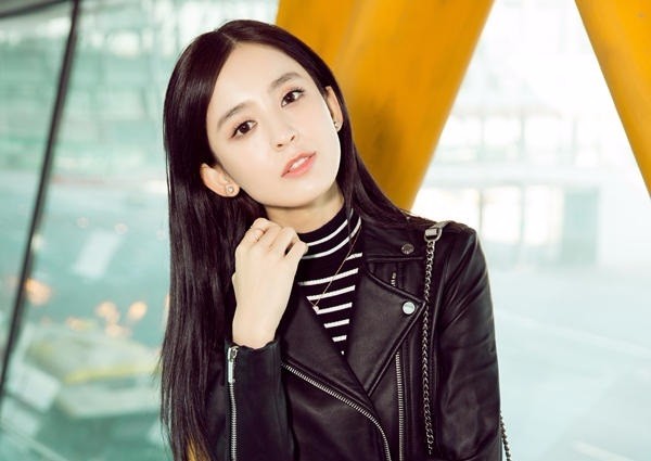 古力娜扎简约造型的机场街拍