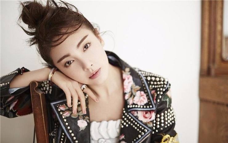 张雨绮登《嘉人》封面　修长双腿尽显性感姿态