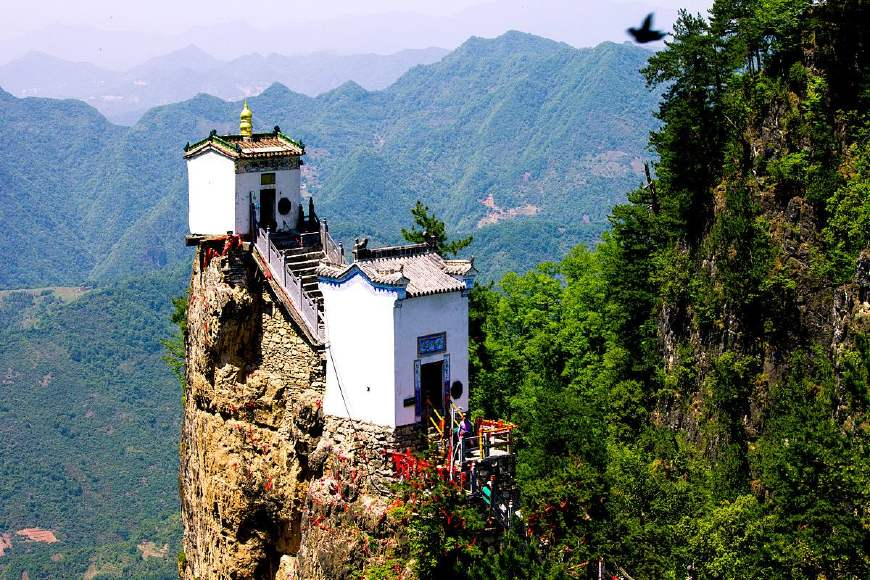 一塔、一僧、一道海拔2000余米不足6平方米的庙