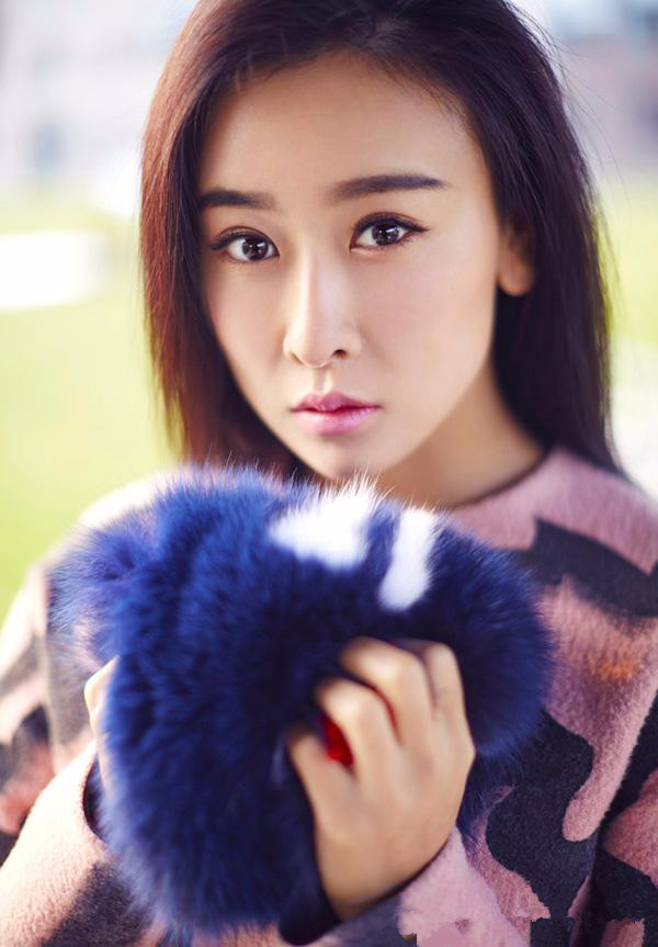 毛俊杰优雅甜美写真 面容精致尽显国际范