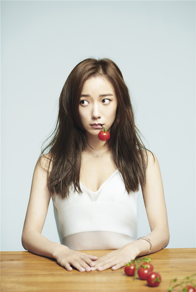 王珞丹治愈系写真登封面 秀大好身材