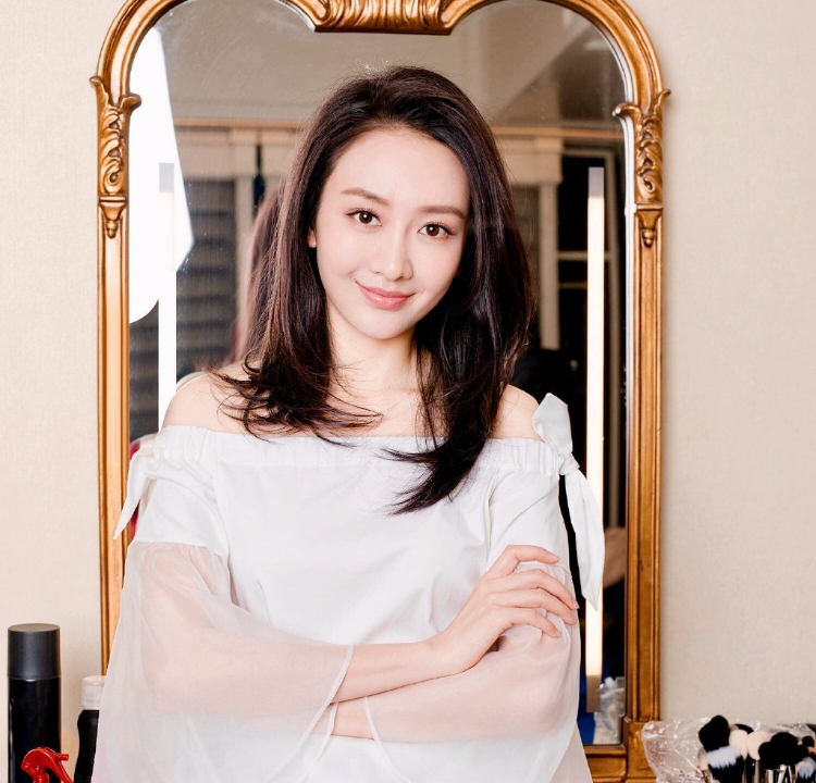 王鸥街拍写真 气质时尚迷人