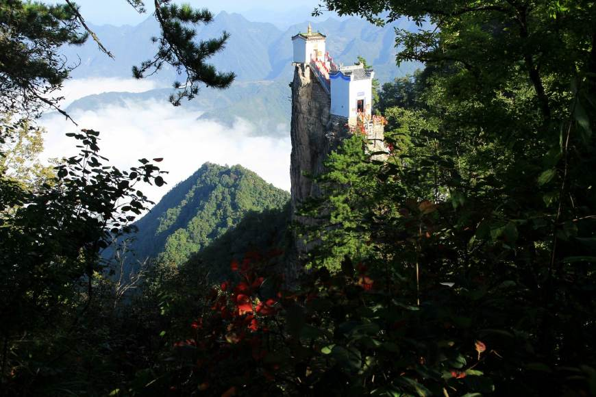 一塔、一僧、一道海拔2000余米不足6平方米的庙