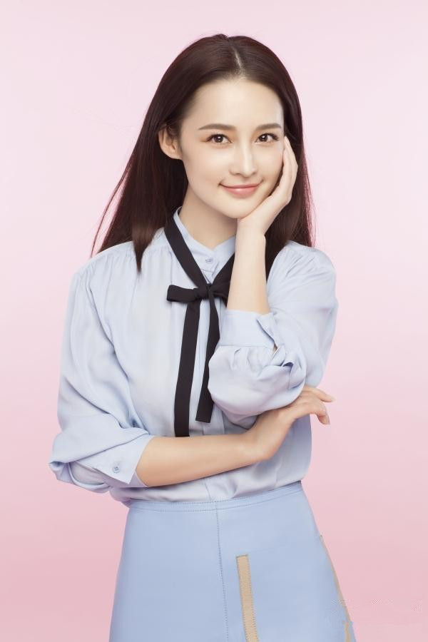李沁拍摄新大片 双眸灵动特清新