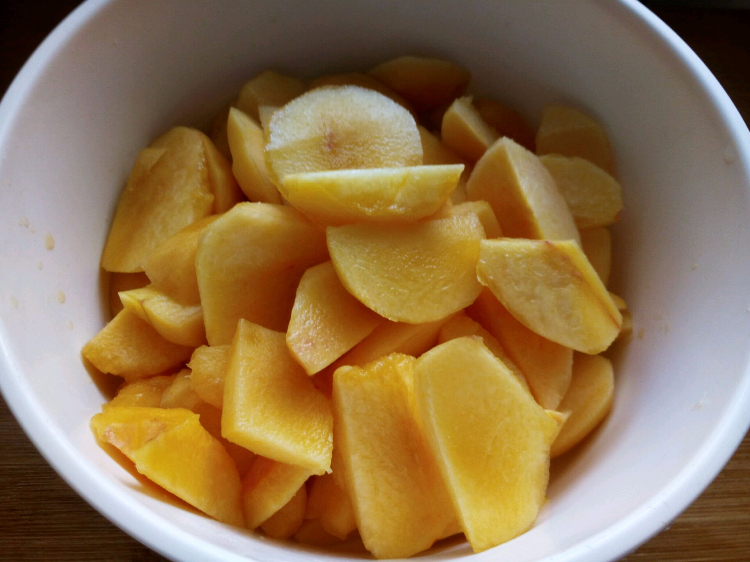 黄桃营养丰富，夏日吃补充维生素，清凉解渴！