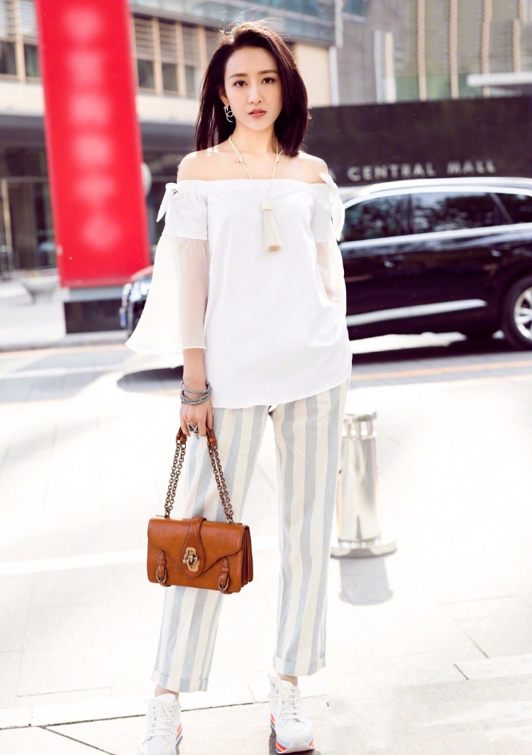 王鸥街拍写真 气质时尚迷人