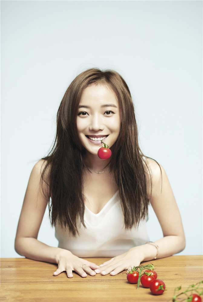 王珞丹治愈系写真登封面 秀大好身材