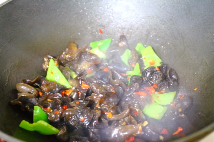 炒黑木耳，加一勺它秒变快手下饭菜，大人和孩子都吃不够