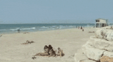 年轻人做事只考虑自个，顺手就把车子放在路中间，这让后边的车怎么通过