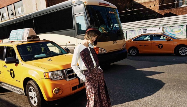 美女明星张俪腰细腿长时尚写真