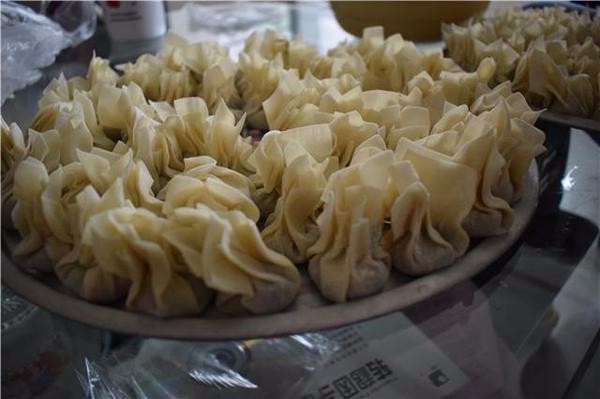 妈妈来家里玩一趟，离开的时候冰箱里塞满了馄饨