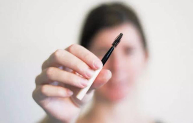 她把唇膏涂在睫毛上，第二天起床惊呆了！