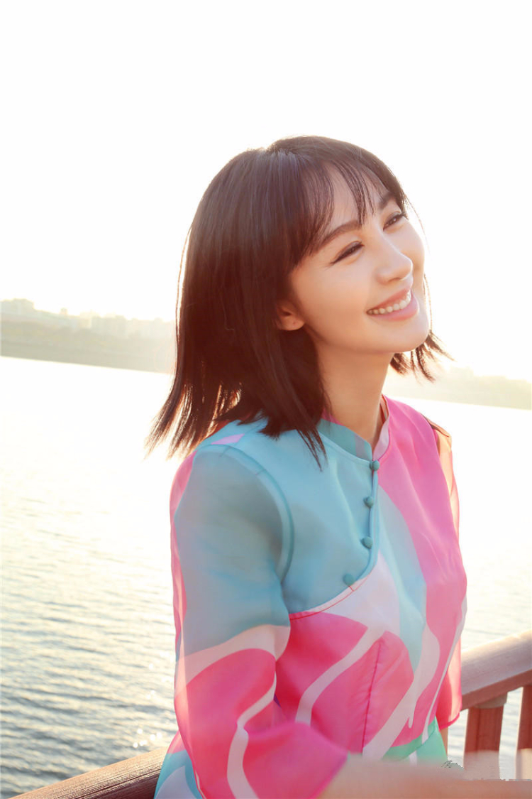 李菲儿拍青春时尚写真 甜美靓丽皮肤白皙