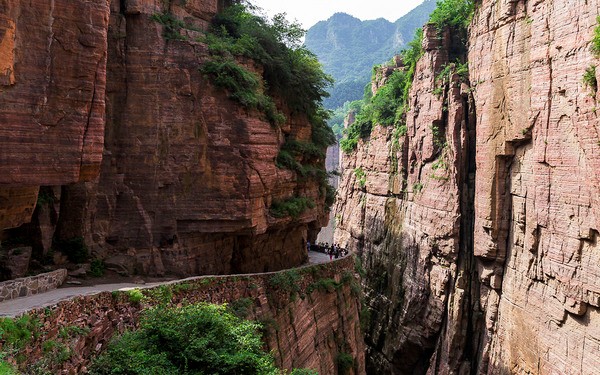 13名村民在悬崖上凿了一条路，堪称世界第九大奇迹