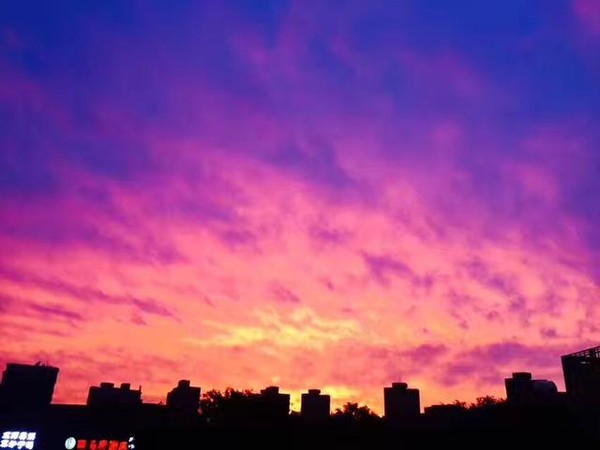 北京出现罕见晚霞，朋友圈被疯狂刷屏！