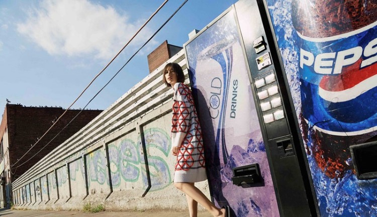 美女明星张俪腰细腿长时尚写真