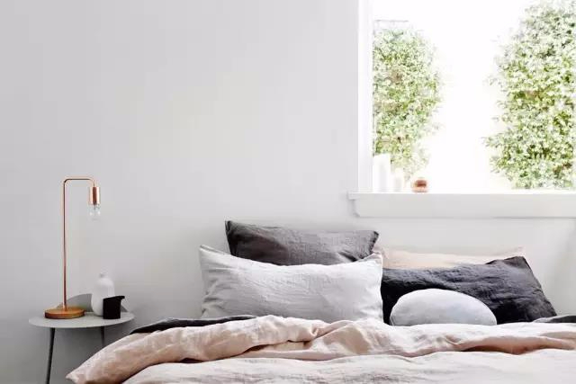 别买床头柜，用这些来代替，更实用也更美观！