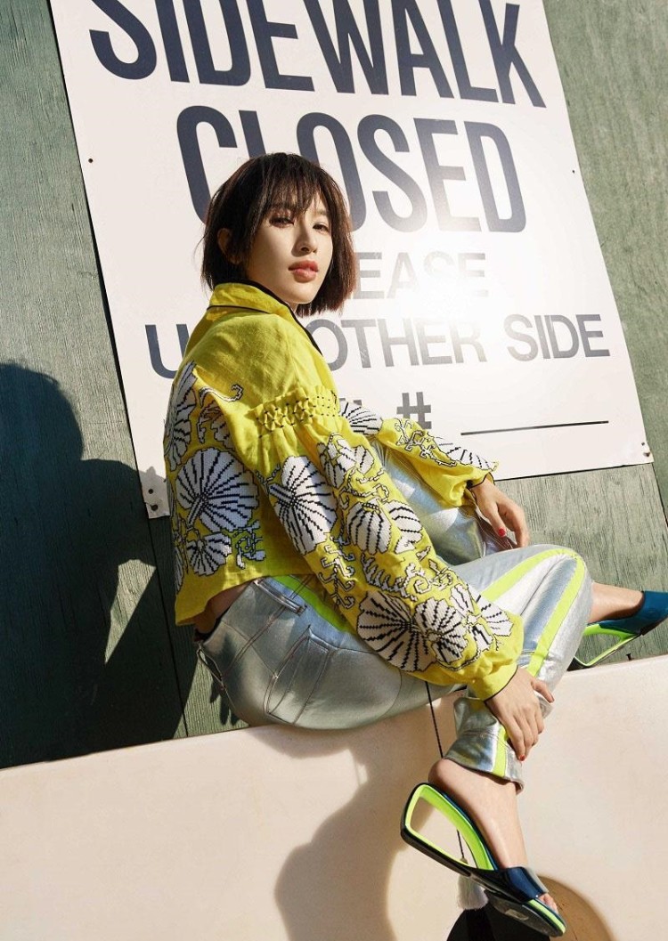 美女明星张俪腰细腿长时尚写真