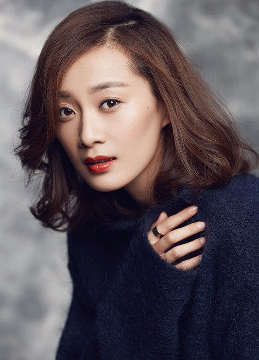 徐梵溪小露香肩性感图片 明眸与红唇尽显冷艳妩媚