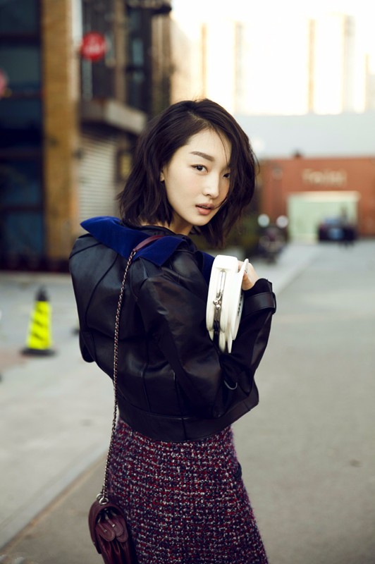 周冬雨异国时尚街拍图片 诠释完美英伦风