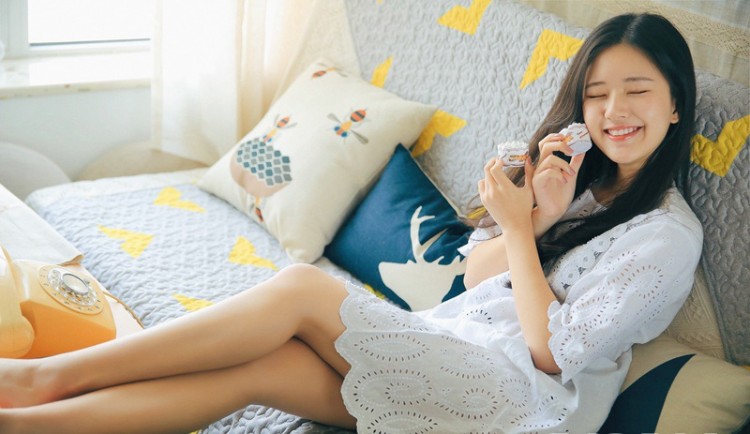 甜美笑容演绎清新自然风