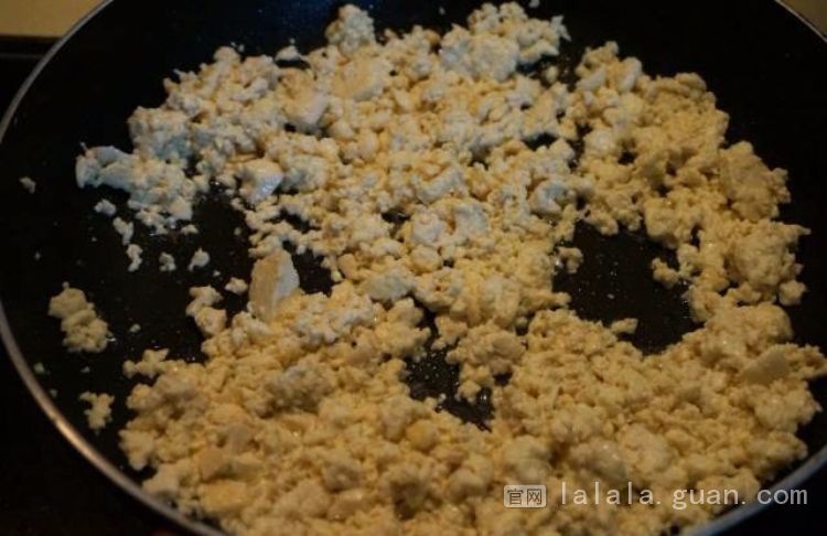 鸡蛋和豆腐一起炒，可以比大鱼大肉还好吃