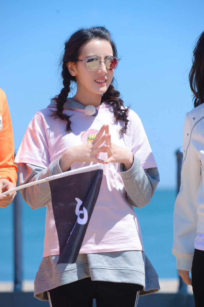 迪丽热巴化身呆萌小护士 双马尾辫萌萌哒