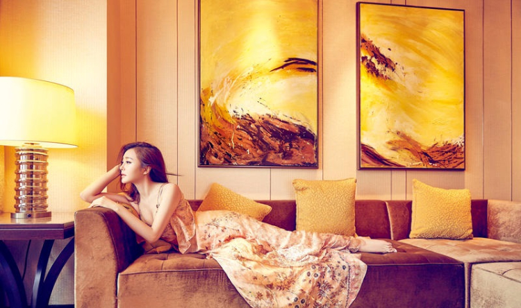 秦岚杂志拍摄封面大片 简约大方率性十足