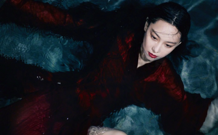 张馨予夏日清凉大片 水中湿身写真