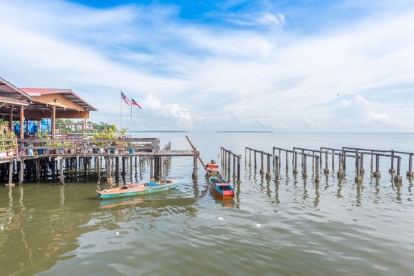 山打根最特色的建筑群，房子建在水上生活简单快乐