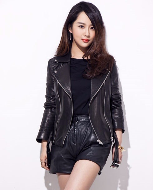 杨紫个性写真 亦清纯亦冷艳