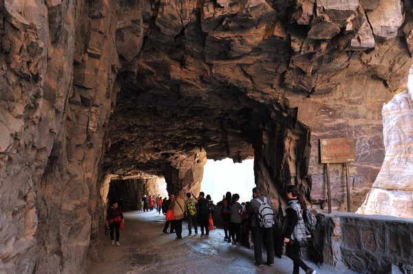 13名村民在悬崖上凿了一条路，堪称世界第九大奇迹