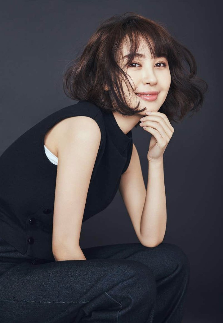 李菲儿全新黑白美照 有“中国好女友”的美赞