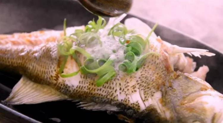 清蒸鲈鱼——蒸鱼好吃又不腥的小秘密都在这里了