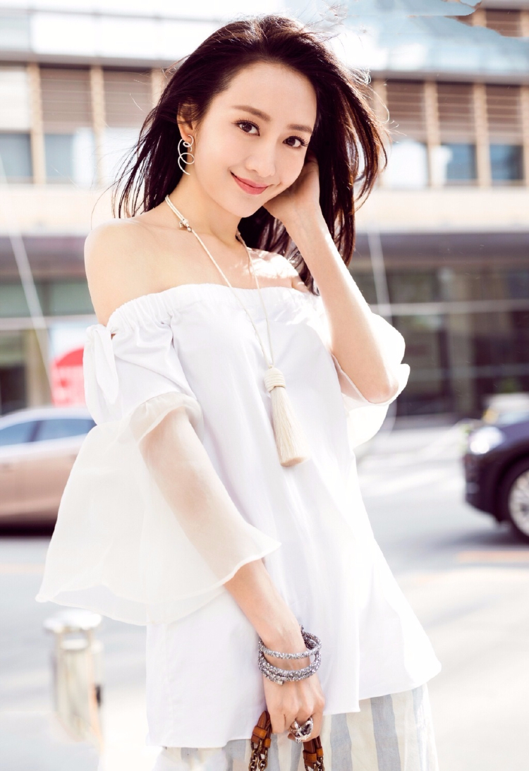 王鸥街拍写真 气质时尚迷人