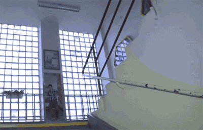 我有独特的下楼方式，就是有点疼