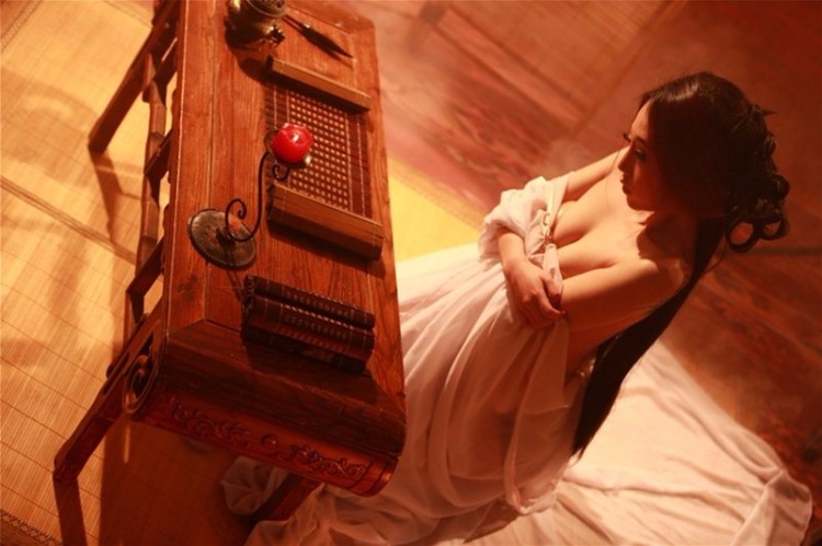 男女神李千伊化身“艳鬼” 躺床展媚功