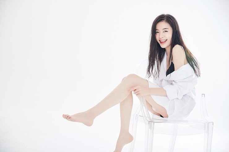 赵多娜拍湿发诱惑写真 长腿很抢镜