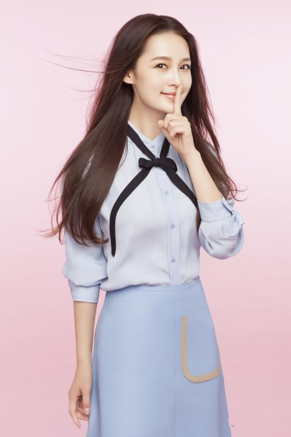 李沁拍摄新大片 双眸灵动特清新