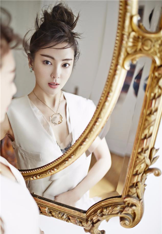 张雨绮登《嘉人》封面　修长双腿尽显性感姿态