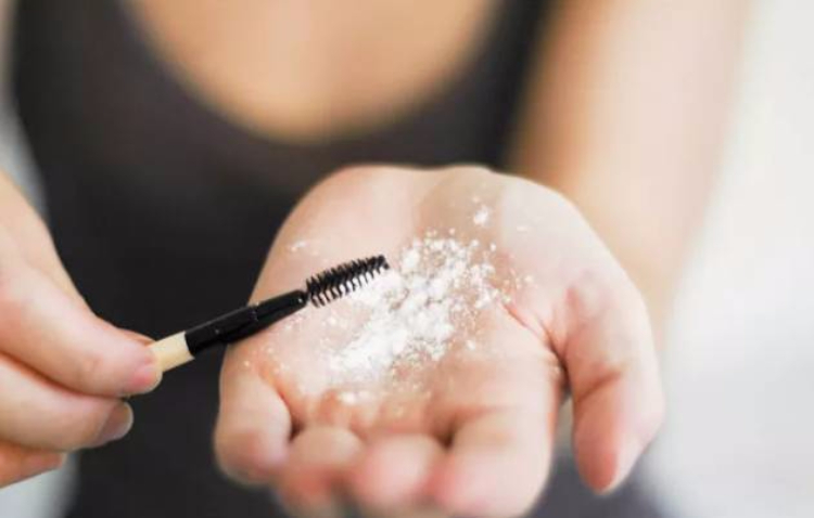 她把唇膏涂在睫毛上，第二天起床惊呆了！