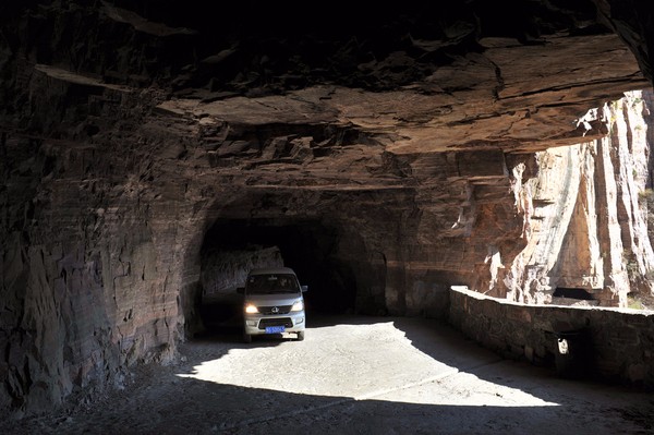 13名村民在悬崖上凿了一条路，堪称世界第九大奇迹