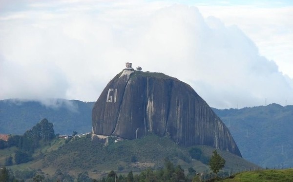 一块万吨巨石，引得游客蜂拥而来