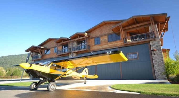 这个小镇竟比迪拜还要壕 家家用飞机当交通工具