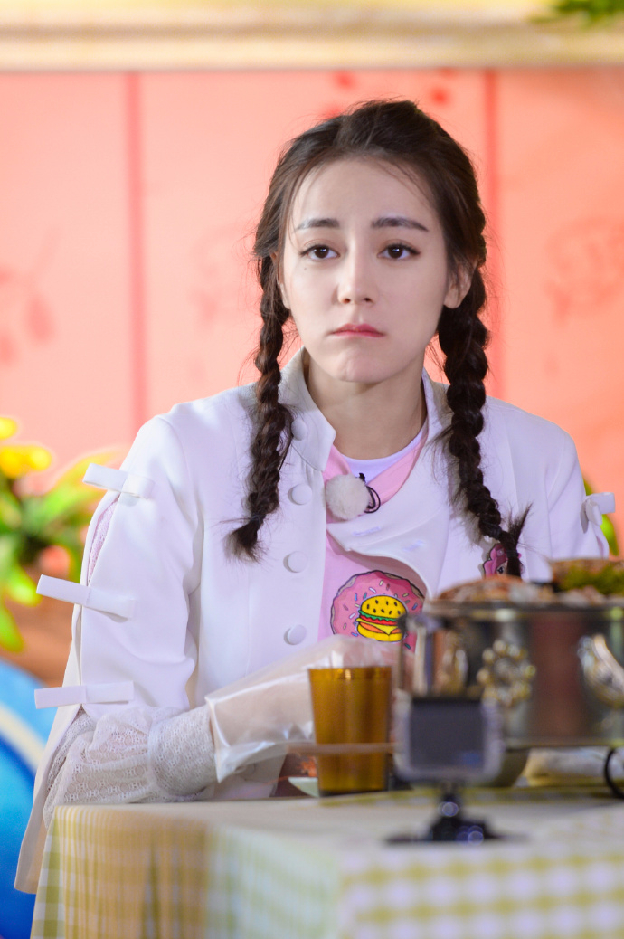 迪丽热巴化身呆萌小护士 双马尾辫萌萌哒