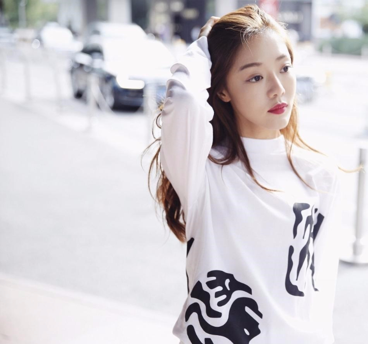 邓家佳优雅迷人的街拍图片 完美演绎多重活力